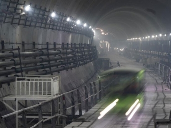 我国最长地铁环线穿越长江隧道贯通